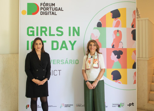 Rosa Monteiro e Luisa Ribeiro Lopes junto ao cartaz Girls in ICT Day